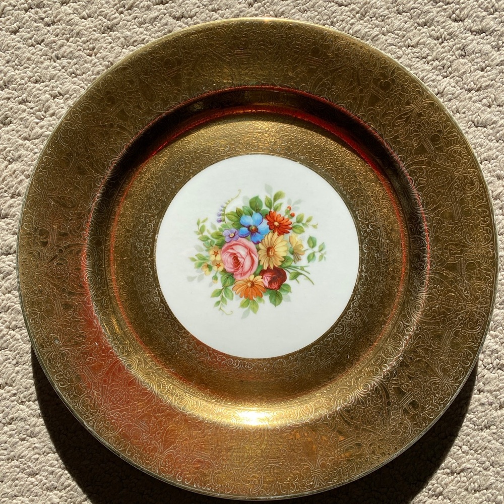 Elegant 22 Carat Gold Floral Plate